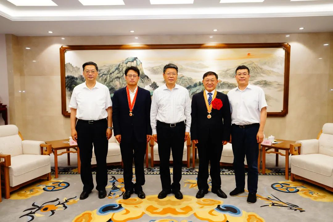 国管局党组与全国优秀共产党员毛益民,全国优秀县委书记刘靖座谈