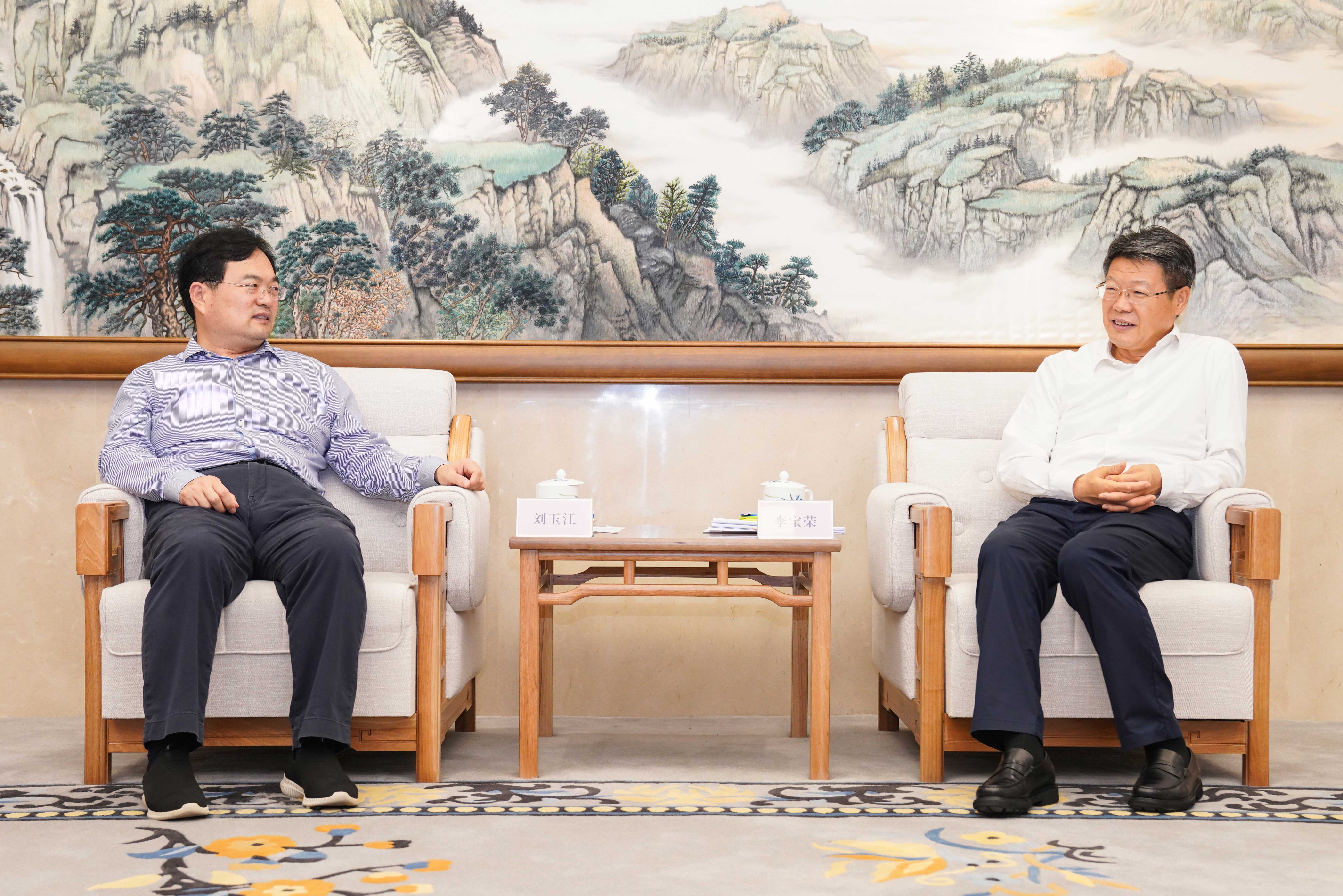疫情来，首个中国正国级领导访问新加坡；两国航班将逐步恢复到疫前水平