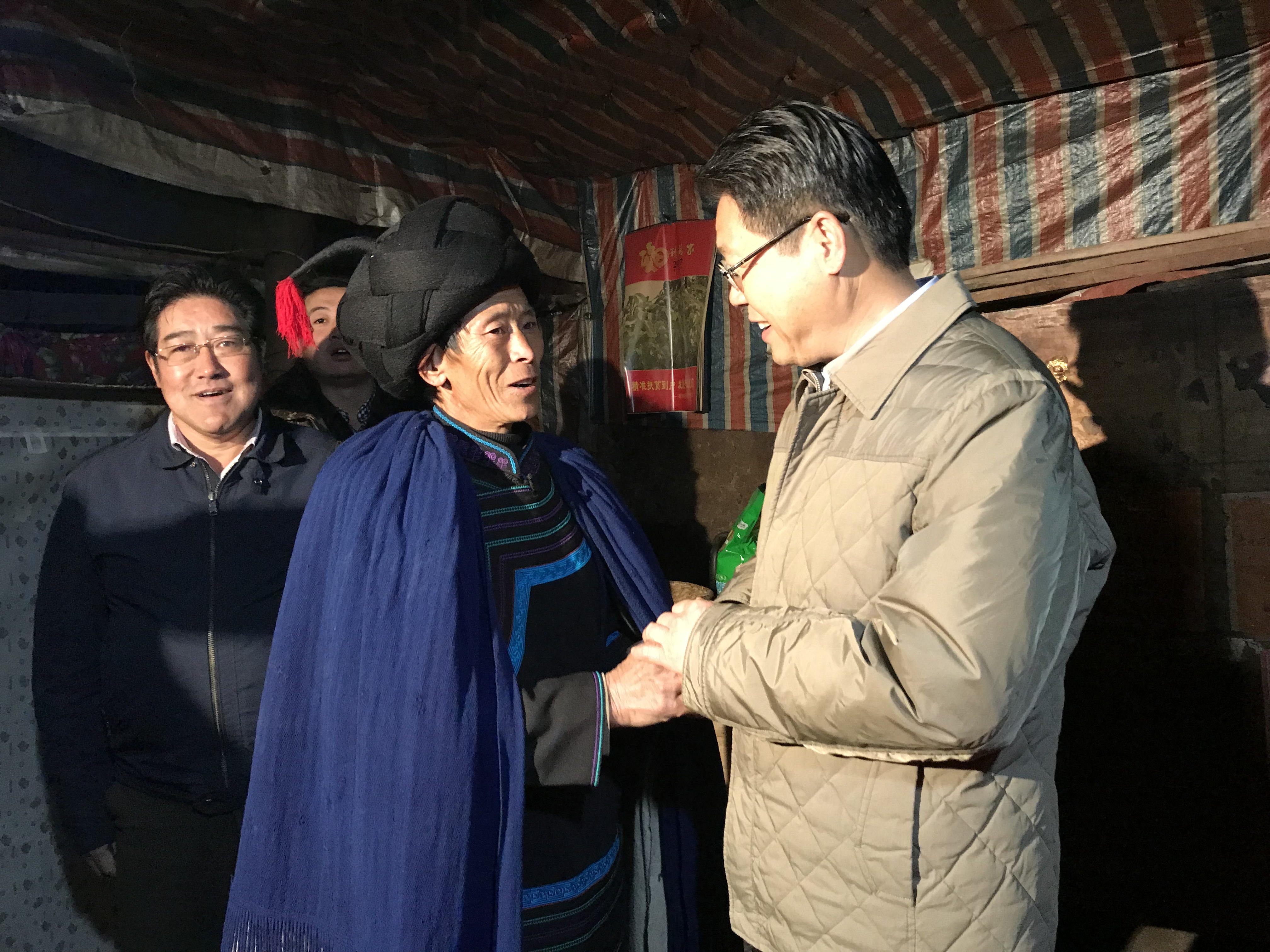 到达后即驱车3个多小时来到昭觉县特布洛乡,看望慰问吉子纳乌村和