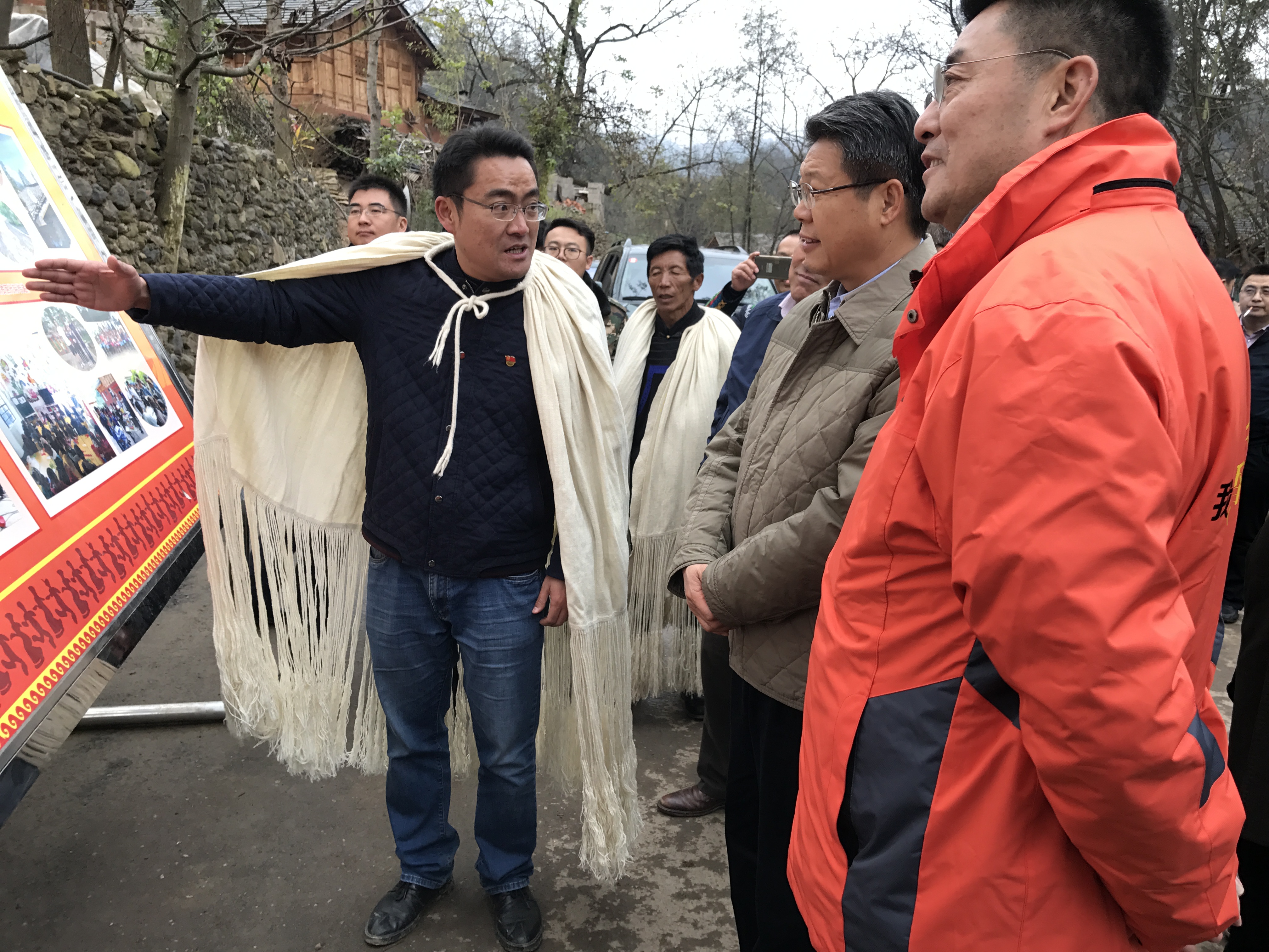 到达后即驱车3个多小时来到昭觉县特布洛乡,看望慰问吉子纳乌村和